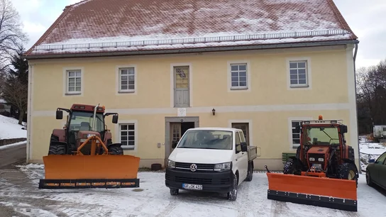 Bauhofgebäude mit Fahrzeugen